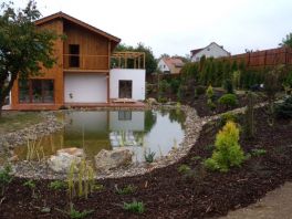 Okrasné jezírko na pozemku v České Bříze