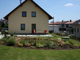 Okrasné jezírko na zahradě v Nezvěsticích