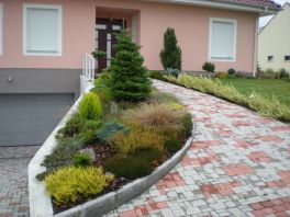 Vstup před rodinným domem v Plzni Letkově