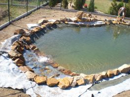 Výstavba okrasného jezírka ve Vejprnicích u Plzně