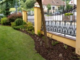 Zahrada okolo budovy soukromé firmy ve Slovanském údolí v Plzni